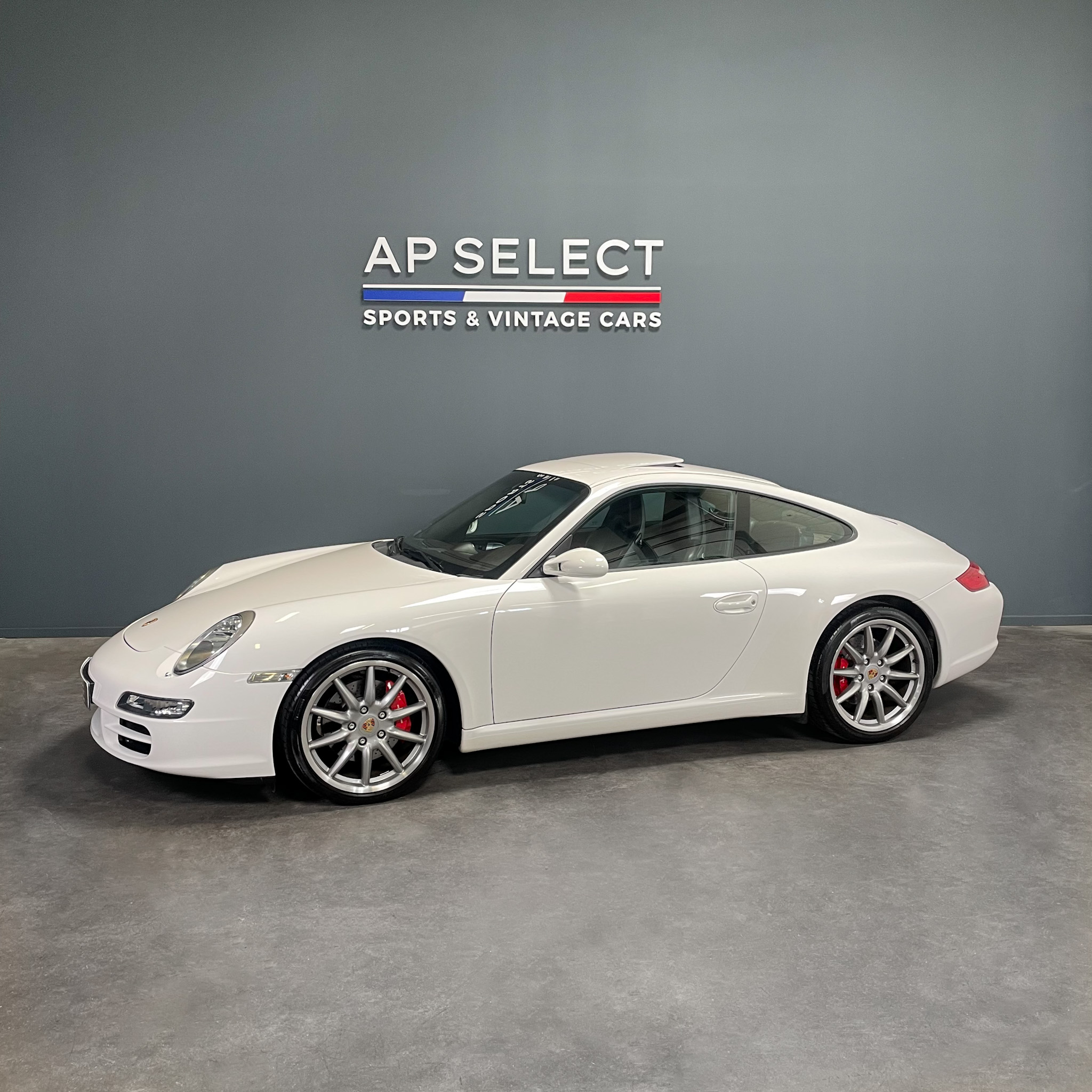 Photographie d'une Porsche 997 2S vue de trois quarts face dans les locaux d'AP SELECT